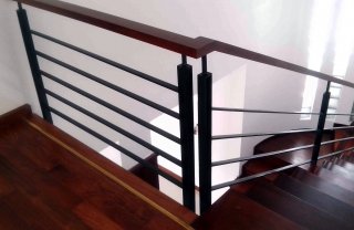 Cầu thang sắt hộp tay vịn gỗ X2